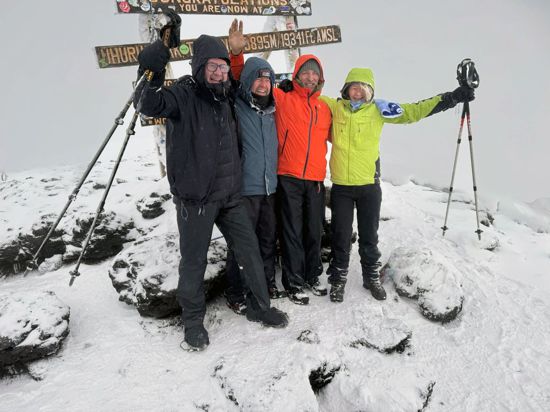 Die Aussicht am Gipfel des Kilimandscharo krönt die Ausnahmetour von Lothar Kümmerlin, René Behrendt, Bernd Nees und Beate Sieben (von links) aus Eggenstein. 