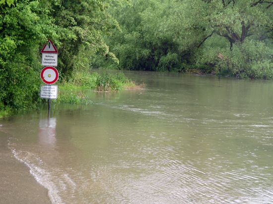 Hochwasser wie hier zurückliegend an der Eggensteiner Belle gefährden Menschen und Tiere. Spaziergänger, die Regeln nicht einhalten, können das Leben von Wildtieren bedrohen. 