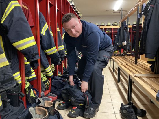 Feuerwehrmann Robert Redinger hat in der Umkleide des Feuerwehrhauses Leopoldshafen seine Einsatzkleidung bereits fertig gerichtet. 