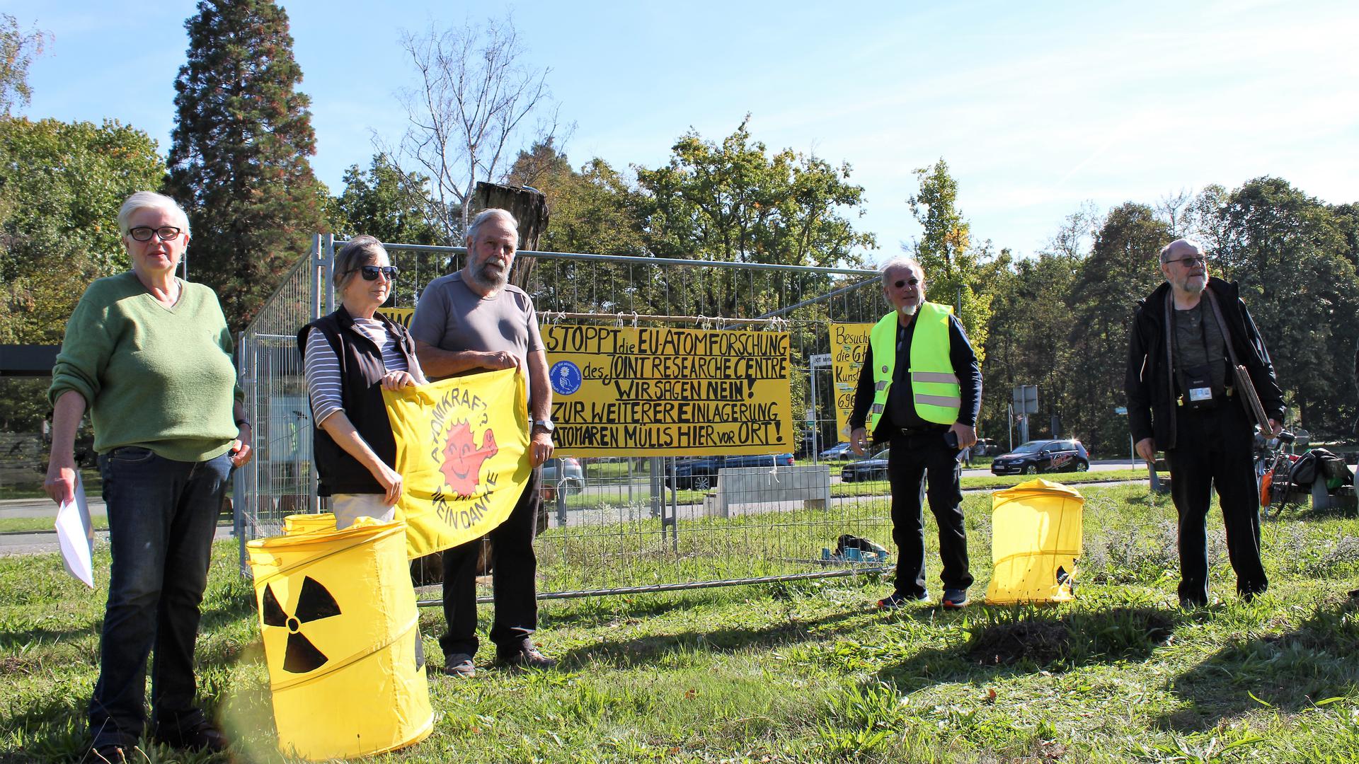 Anti-Atom-Gegner demonstrieren und halten Plakate hoch