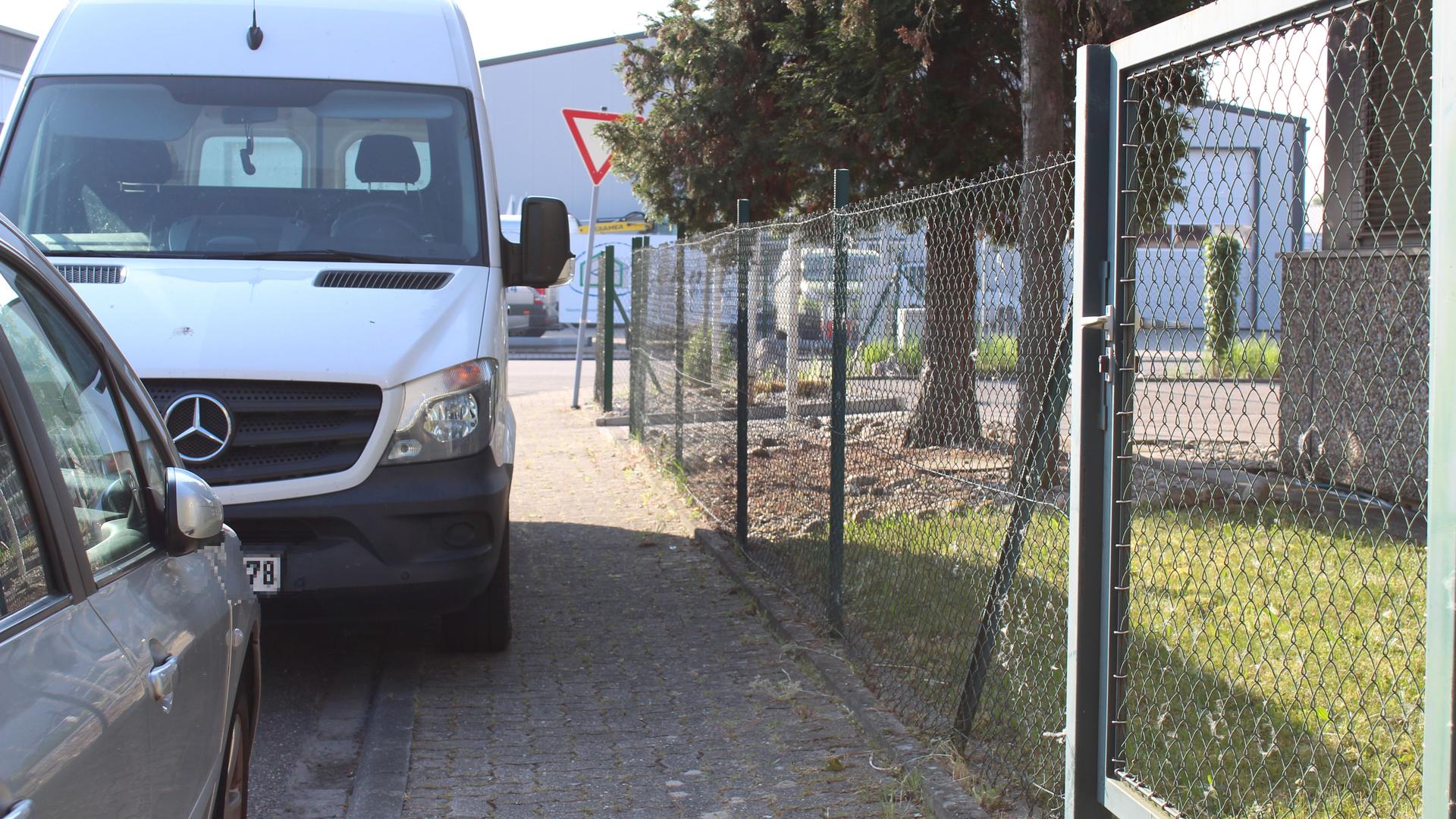 Ein Kleintransporter parkt auf de Gehweg im Junkersring, so dass dort wenig Platz für Fußgänger ist. 