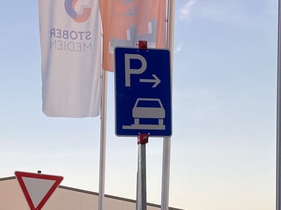 Ein blau-weißes Schild weist im Junkersring in eggenstein-Leopoldshafen auf das Gehwegparken hin. 