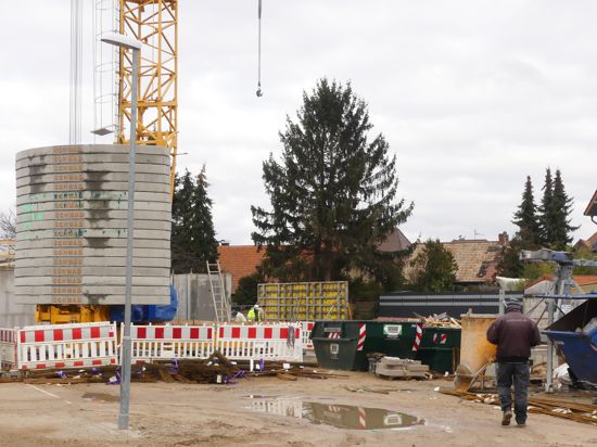 Ein Kran steht auf einer Baustelle im Eggensteiner Luisengarten.