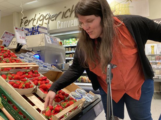 Corinna Barth-Techert greift im Edeka Kuhn Leopoldshafen nach einer Packung Erdbeeren. 