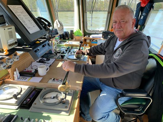 Schiffsführer und Fähr-Unternehmer Hans Freiwald fährt mit der  „Peter Pan“ bis zu 50 Mal am Tag über den Rhein.