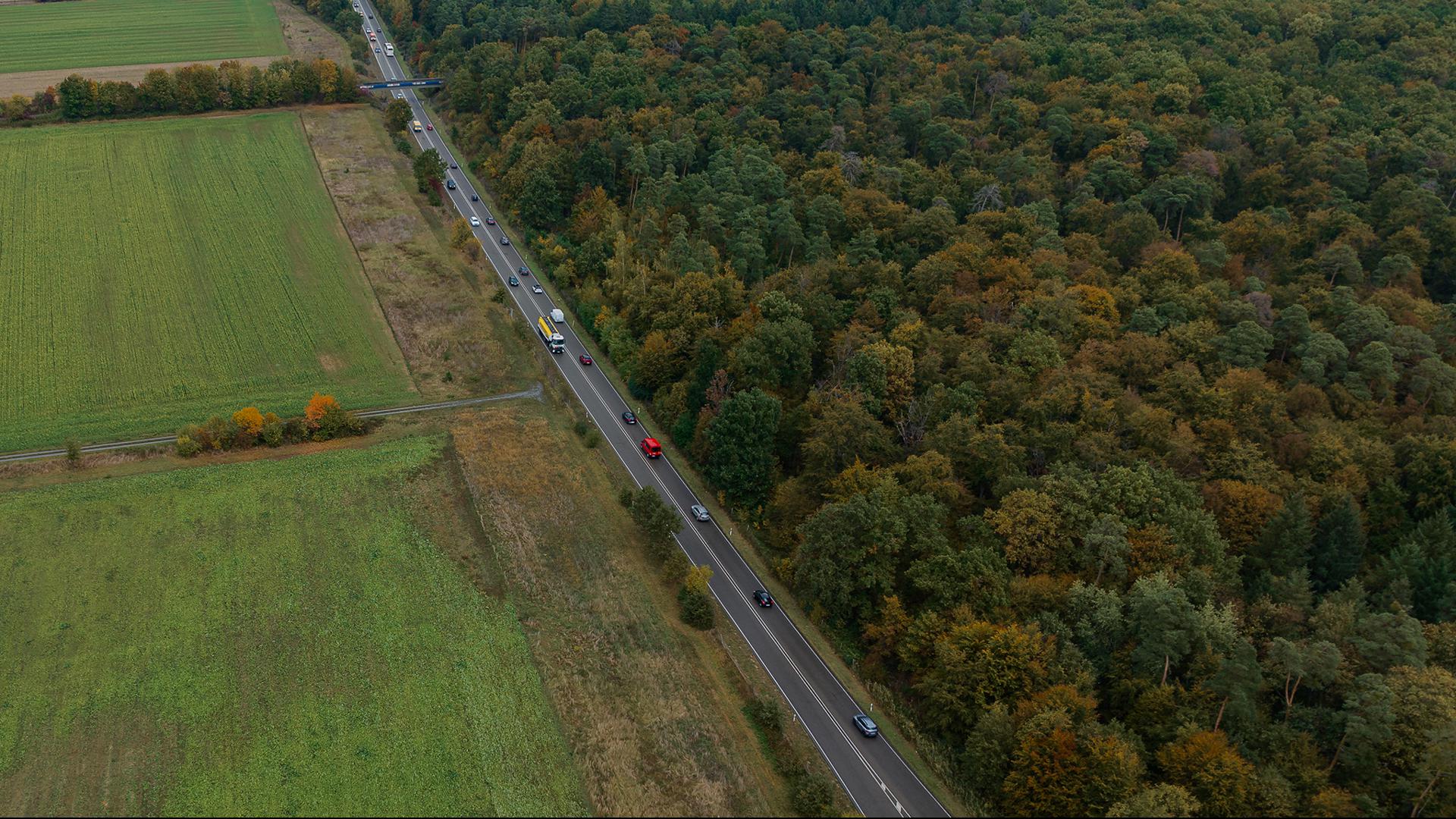 Auf der B36 zwischen Leopoldshafen und Hochstetten fahren Autos und Lkw. 
