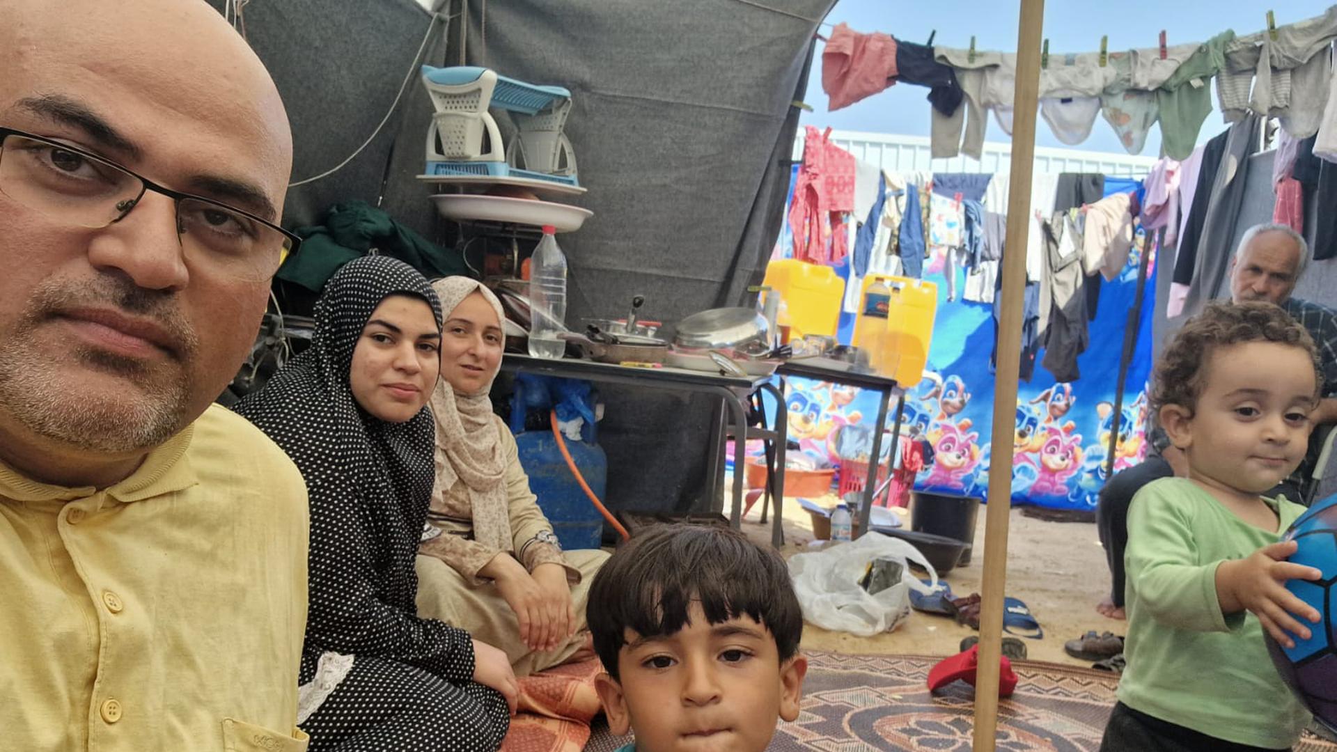 Fadi Tantish aus Eggenstein mit Familienangehörigen im UN-Flüchtlingslager in Gaza mit seiner Schwester Hanan, seiner Frau Haneen, den Söhne Ameer und Adam sowie seinem Vater Nahed (von links).