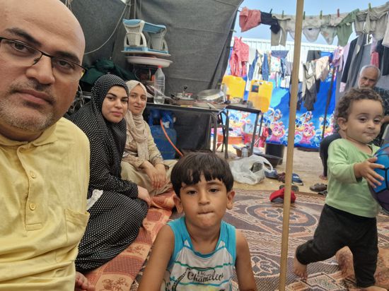 Fadi Tantish aus Eggenstein mit Familienangehörigen im UN-Flüchtlingslager in Gaza mit seiner Schwester Hanan, seiner Frau Haneen, den Söhne Ameer und Adam sowie seinem Vater Nahed (von links).