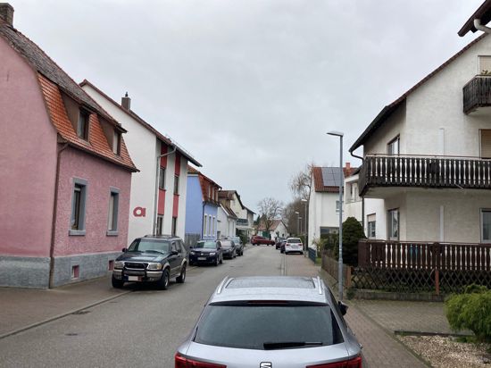 So wie hier im Spöcker Weg in Eggenstein-Leopoldshafen wird in vielen Straßen auf dem Gehweg geparkt.