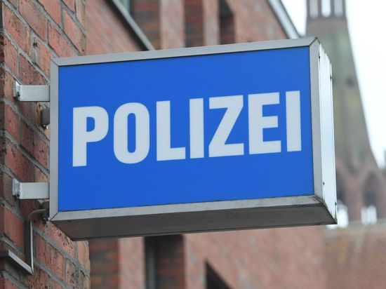 Ein Schild mit dem Schriftzug “ Polizei“ hängt an einer Polizeiwache.