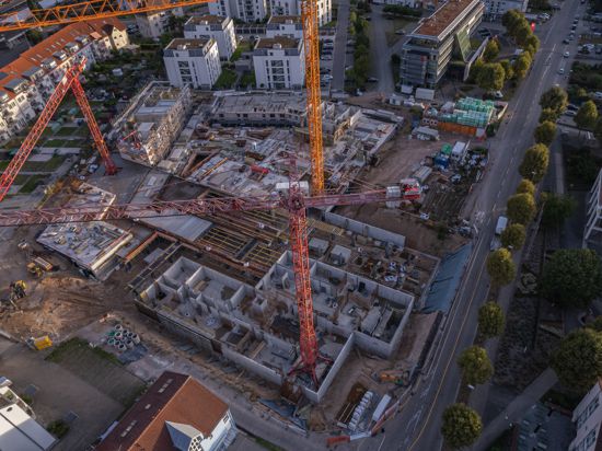 Die „Neue Mitte“ in Graben-Neudorf: Dort wird schon eifrig gebaut. Bis allerdings dort ein Lern- und Begegnungsort den Betrieb aufnimmt, wird es frühestens Mitte oder gar Ende 2025.