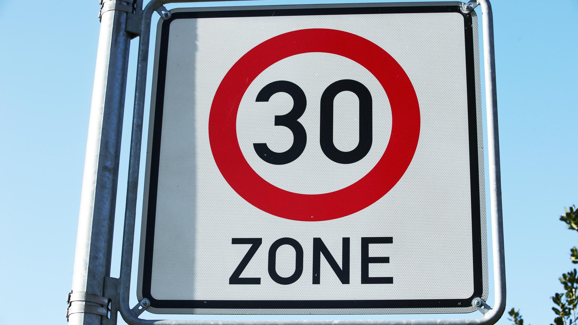 An einer Straße steht ein „Tempo-30“-Schild.