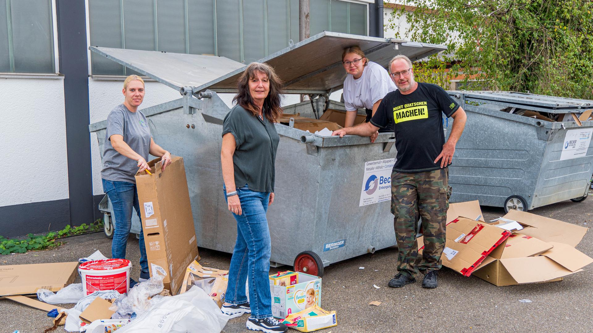 Kampf gegen das Chaos am Container: Die Tierschützer von Let’s Help sind auf die Einnahmen der Altpapiersammlung angewiesen. Doch weil in den Containern auch andere Abfälle entsorgt werden.