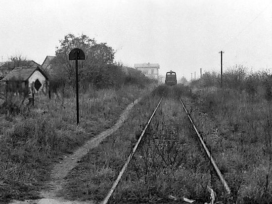 Alte Bahntrasse in schwarz-weiß