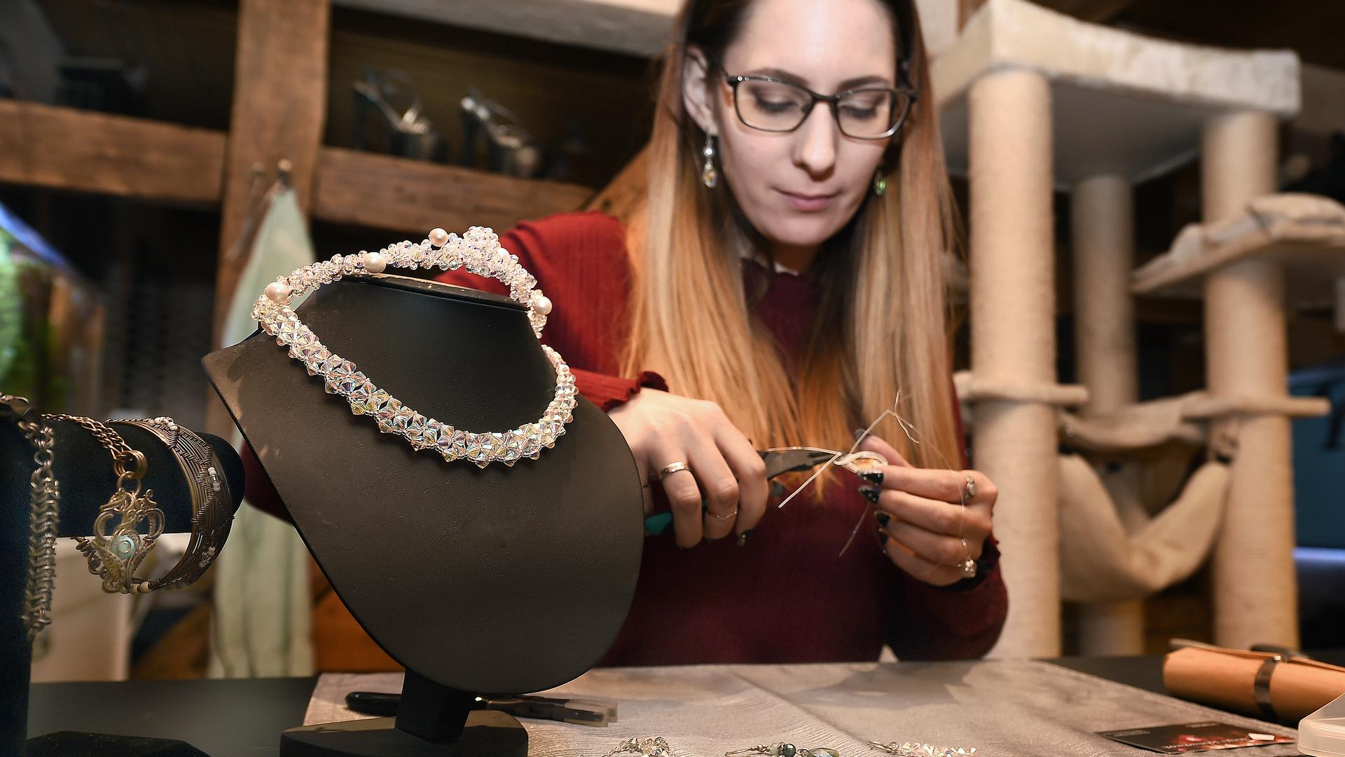 Die Hobbybastlerin aus Graben-Neudorf brachte sich das Schmuckhandwerk selbst bei. Vor einigen Jahren entdeckte sie ihre Liebe zur Handarbeit. 