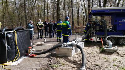 Bei Waldbränden muss der gleichzeitige Einsatz von Feuerwehrleuten und Helfern koordiniert werden. Das wurde jetzt in Graben-Neudorf geübt.