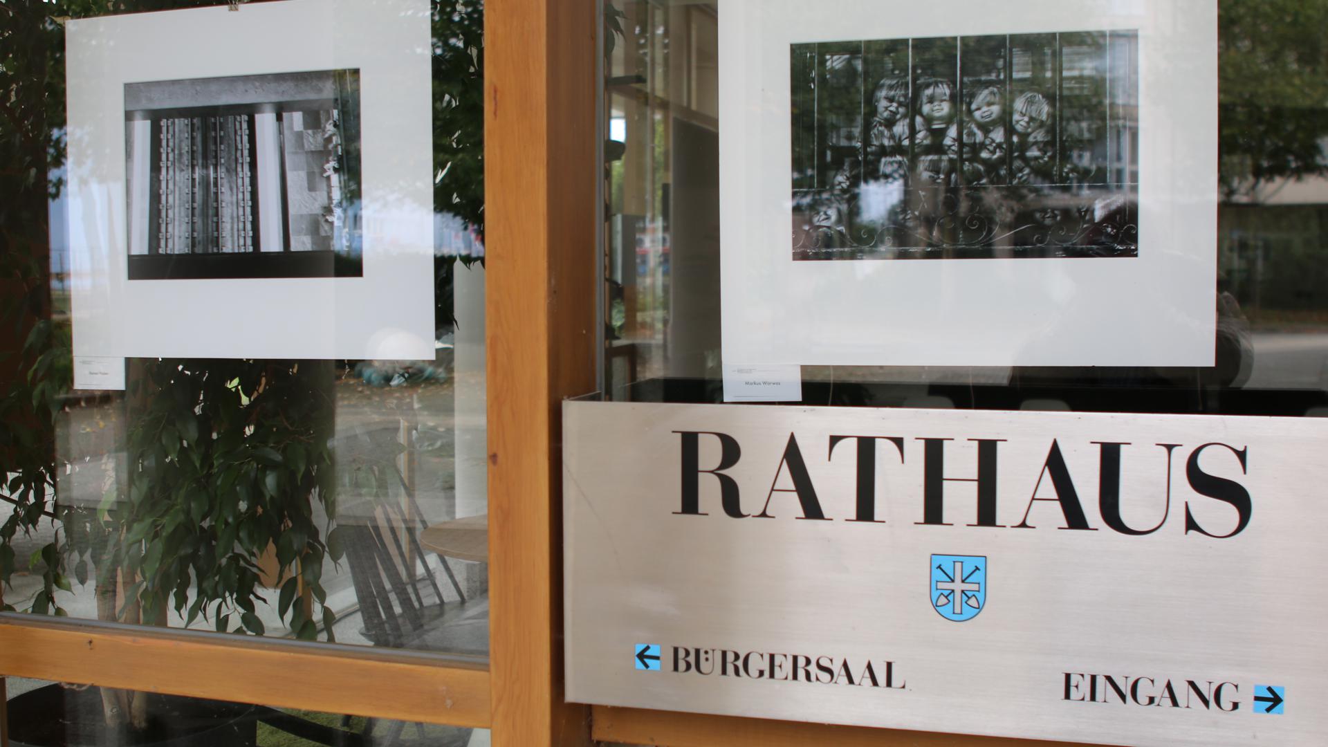 Etwa 100 fotografische Kunstwerke sind noch bis zum 12. September entlang des Rathauses und am Neubau der Pestalozzischule in Graben-Neudorf zu bewundern.