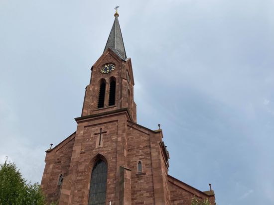 Die Uhr auf dem Kirchturm in Graben-Neudorf zeigt die Zeit an.  