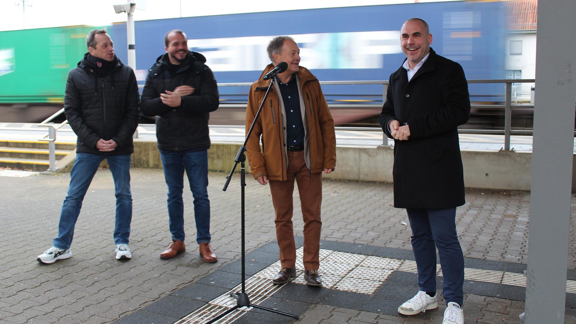 Jonas Fink, Jan-Peter Röderer, Hans-Peter Storz und Christian Eheim, im Hintergrund ein Güterzug