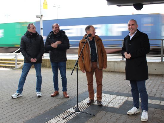 Jonas Fink, Jan-Peter Röderer, Hans-Peter Storz und Christian Eheim, im Hintergrund ein Güterzug