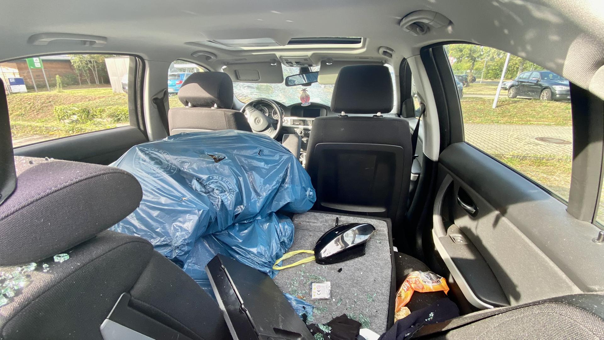 Abfall, Teile und eine Außenspiegelabdeckung liegen im Fond des Wagens. 