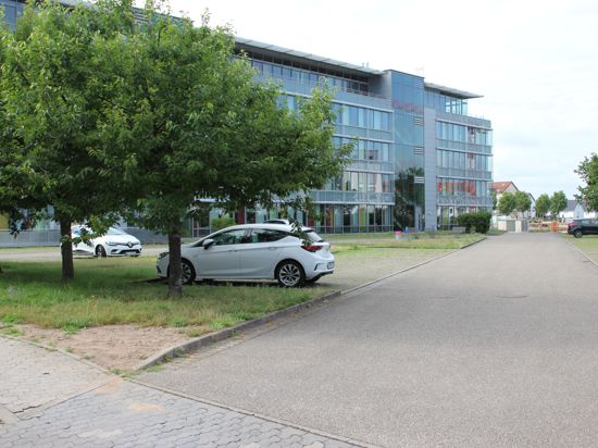 Für die Sparkasse eine „Brache“: Auf dem derzeitigen Mitarbeiterparkplatz soll Wohnbebauung nach dem Modell „Neue Mitte“ entstehen. 