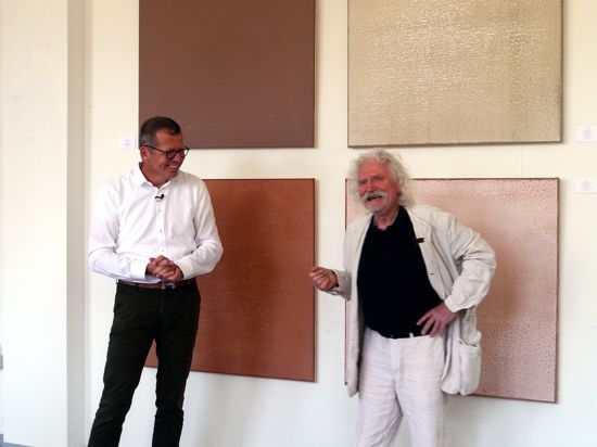 Herbert Pohl und Ekkeland Götze erzählen, wie das Projekt zustande kam. Hinter Götze - das untere Bild ist das wohl tiefste Kunstwerk der Welt.