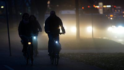 Leicht zu übersehen: Dunkle Kleidung erhöht das Risiko für Radfahrer ohne Reflektoren – hier ein Symbolfoto.