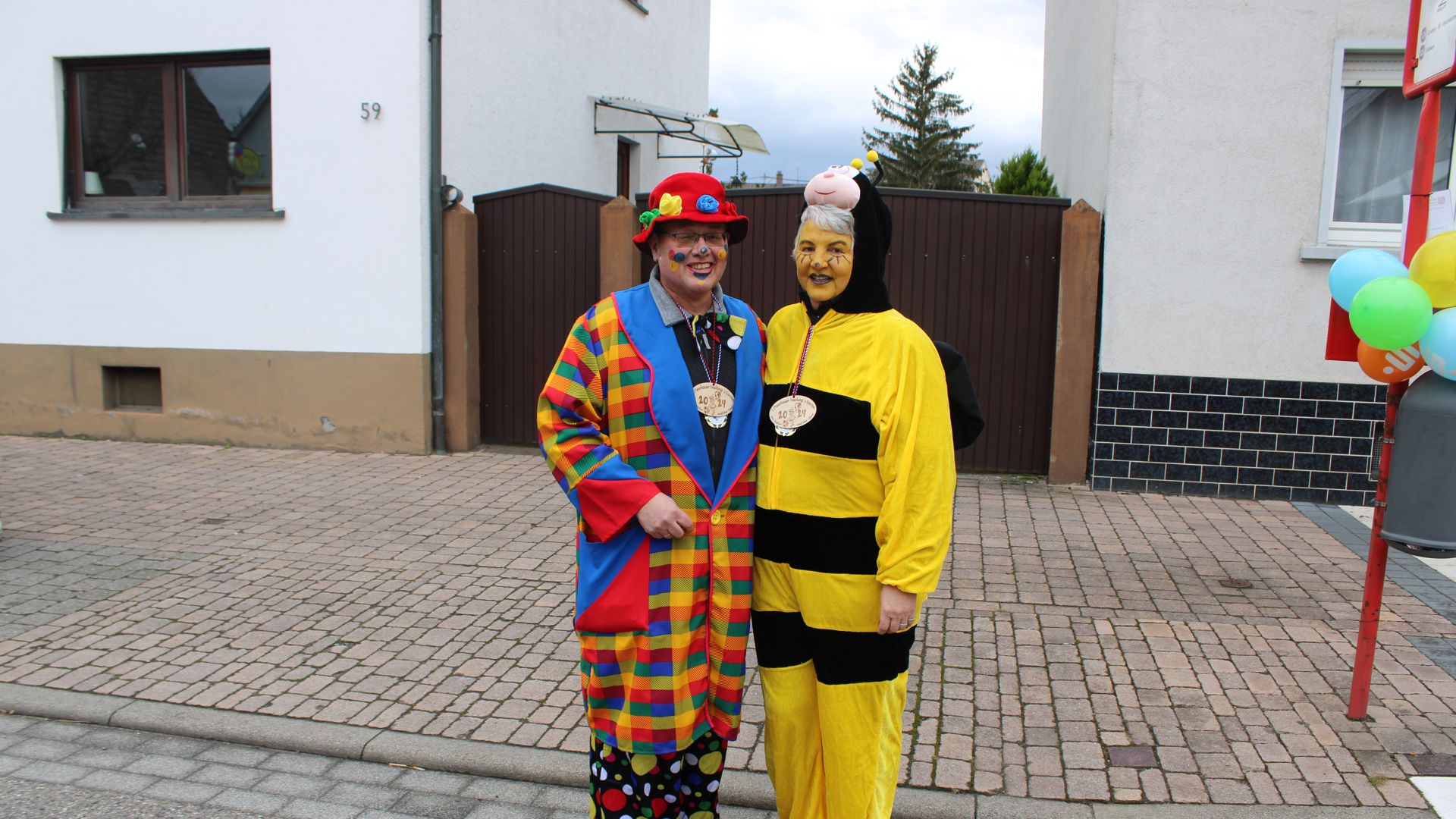 Zwei Menschen als Clown und Biene verkleidet