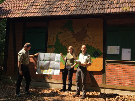 Forstleute bei der Waldbegehung in Graben-Neudorf