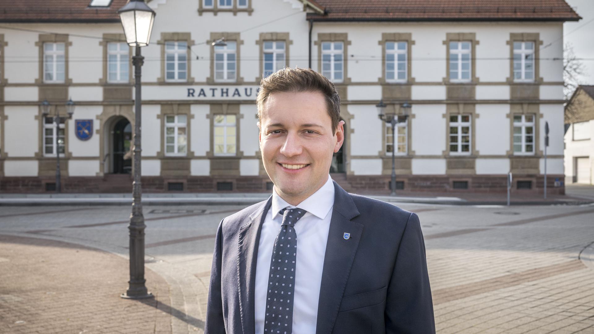 Bürgermeister Michael Möslang vor dem Rathaus in Linkenheim-Hochstetten.