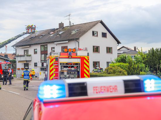 Die Feuerwehr bekämpft einen Dachstuhlbrand in Linkenheim-Hochstetten.