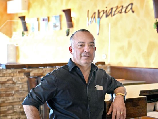 Giovanni Cuffaro, Inhaber des Restaurants „La Piazza“ in Linkenheim-Hochstetten, steht in seiner Gaststätte. 