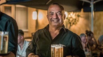 Giovanni Cuffaro, Inhaber des Restaurants „La Piazza“ in Linkenheim-Hochstetten, trägt zwei volle Gläser Bier auf einem Tablett. 