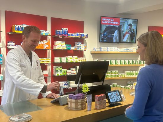 Die Kunden von Matthias Wever in Linkenheim-Hochstetten kommen mit den E-Rezepten gut zurecht und nutzen zur Einlösung eher die Gesundheitskarte als die App.