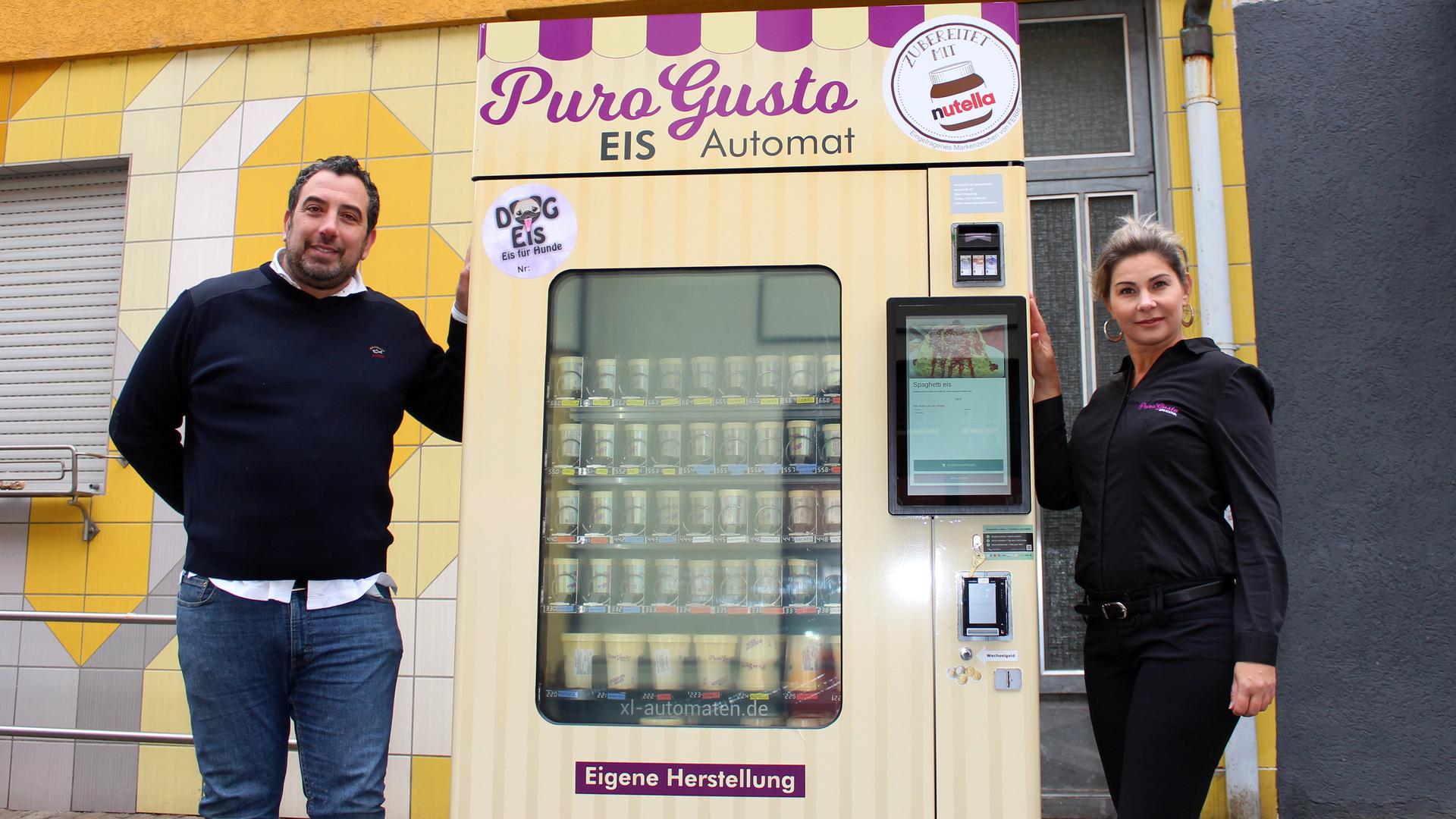 Pasqualino Nicotra und seine Partnerin Marcia Cristina Cittadin mit ihrem neuesten „Puro Gusto“-Eisautomaten-Modell in ihrem Heimatort Philippsburg. 