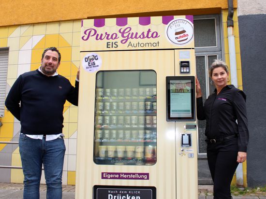 Pasqualino Nicotra und seine Partnerin Marcia Cristina Cittadin mit ihrem neuesten „Puro Gusto“-Eisautomaten-Modell in ihrem Heimatort Philippsburg. 