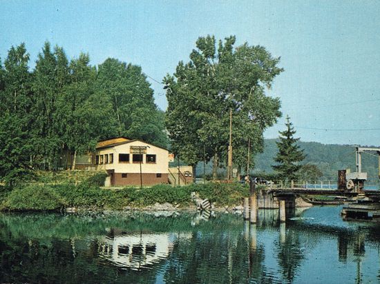 Einladende Idylle: Um 1980 ließ das Pächterehepaar farbenfrohe Werbekarten für das Fischerheim auf der Hochstetter Insel Rott drucken. Das Motiv zeigt auch die Drehbrücke. 