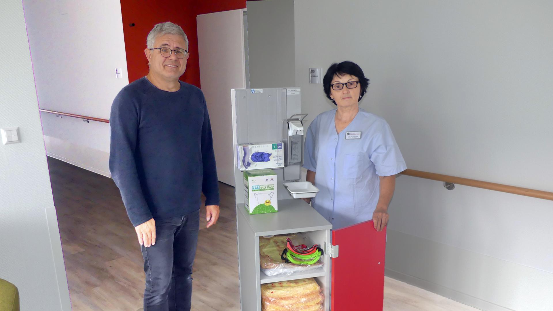 Stets vorbereitet: Einrichtungsleiter Marek Piecha und Pflegefachkraft Lilia Muromzew präsentieren in der Stiftung Nees eine Hygienestation als ein Baustein des Infektionsschutzes. 