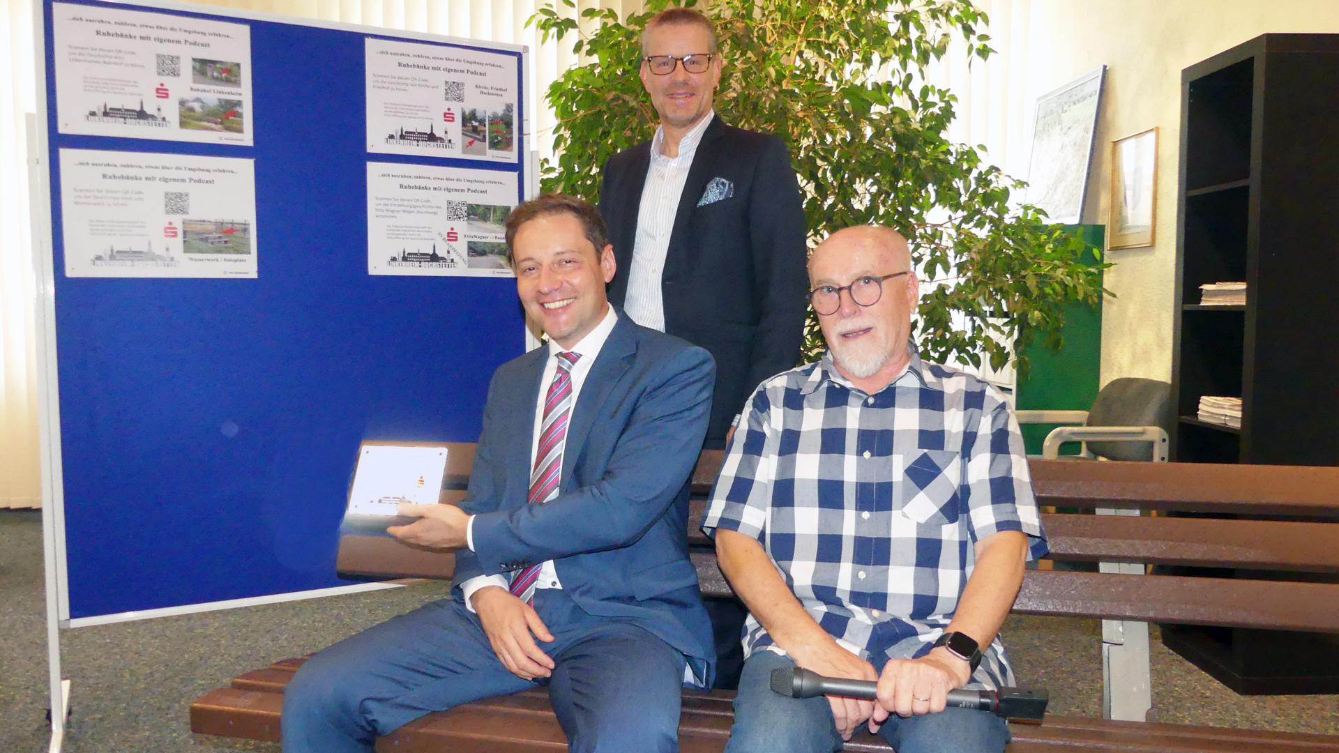 Innovativ: Michael Möslang, Thomas Schroff sowie Rainer Grund (von links) bei der Vorstellung des Heimatvereinsprojekts von Ruhebänken mit digital abrufbarer Standortsgeschichte. 