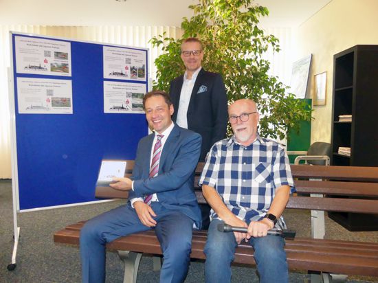 Innovativ: Michael Möslang, Thomas Schroff sowie Rainer Grund (von links) bei der Vorstel-lung des Heimatvereinsprojekts von Ruhebänken mit digital abrufbarer Standortsgeschichte. 