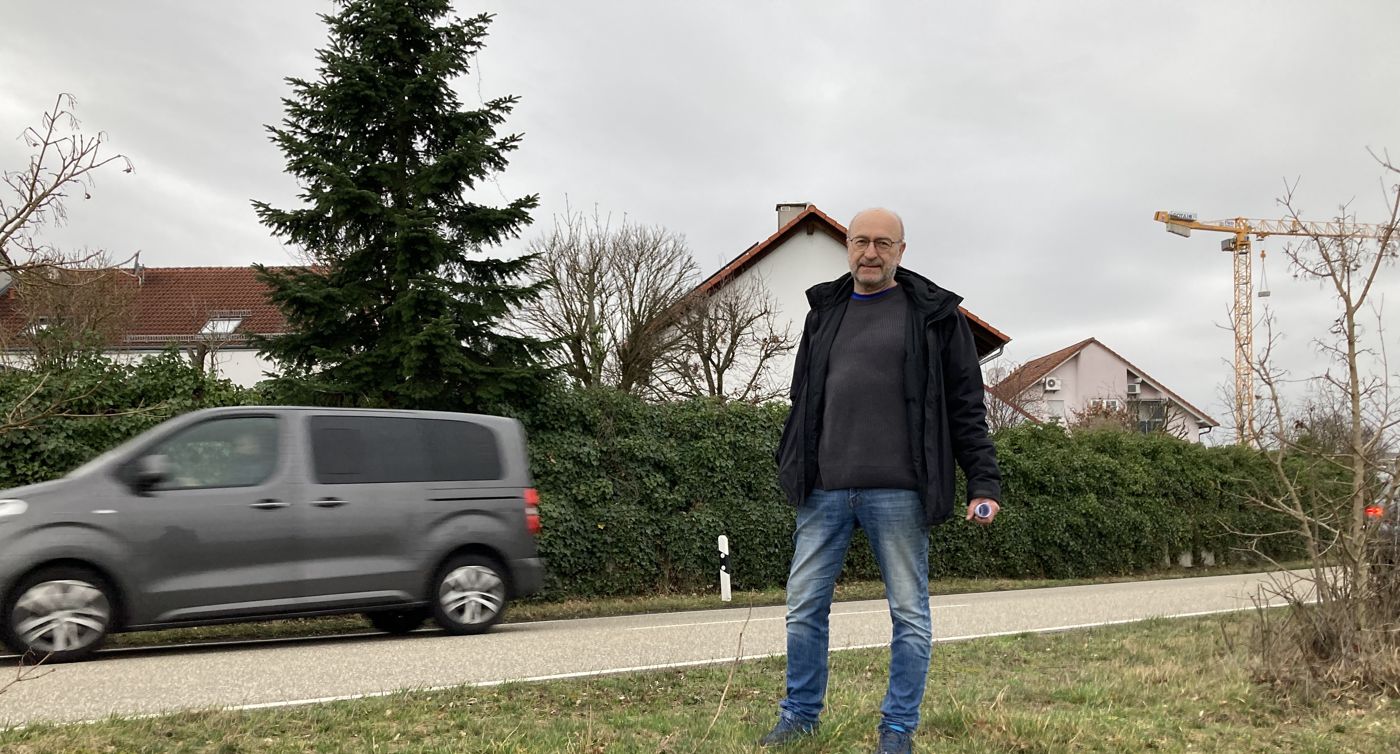 Thomas Knaisch steht vor der Stelle an der Straße Am Wall in Linkenheim-Hochstetten, an der ein Durchbruch durch den Lärmschutzwall erfolgen könnte. 