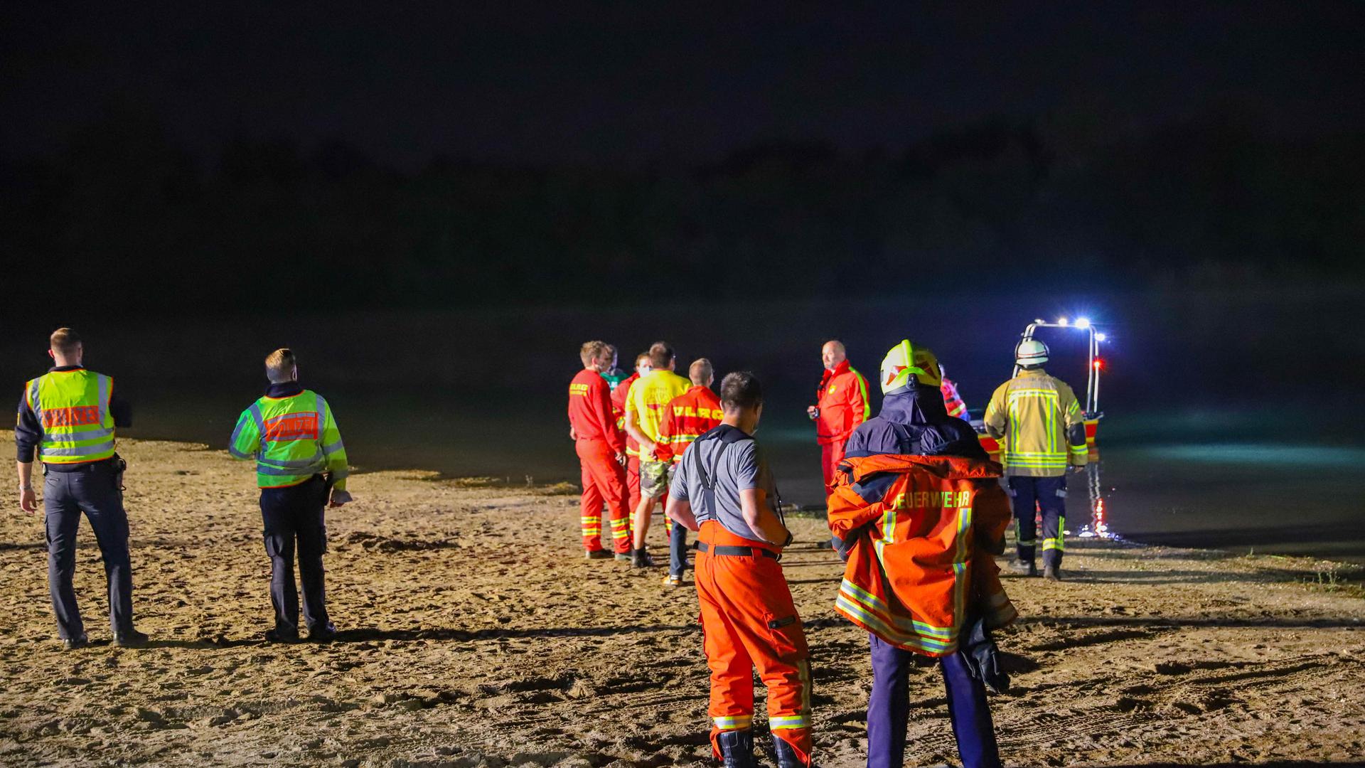 Nächtlicher Einsatz: DLRG, Polizei und Feuerwehr waren am Baggersee „Streitköpfle“ vor Ort und suchten nach einem mutmaßlich Ertrunkenen. 