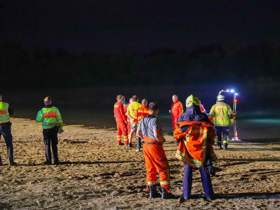 Nächtlicher Einsatz: DLRG, Polizei und Feuerwehr waren am Baggersee „Streitköpfle“ vor Ort und suchten nach einem mutmaßlich Ertrunkenen. 