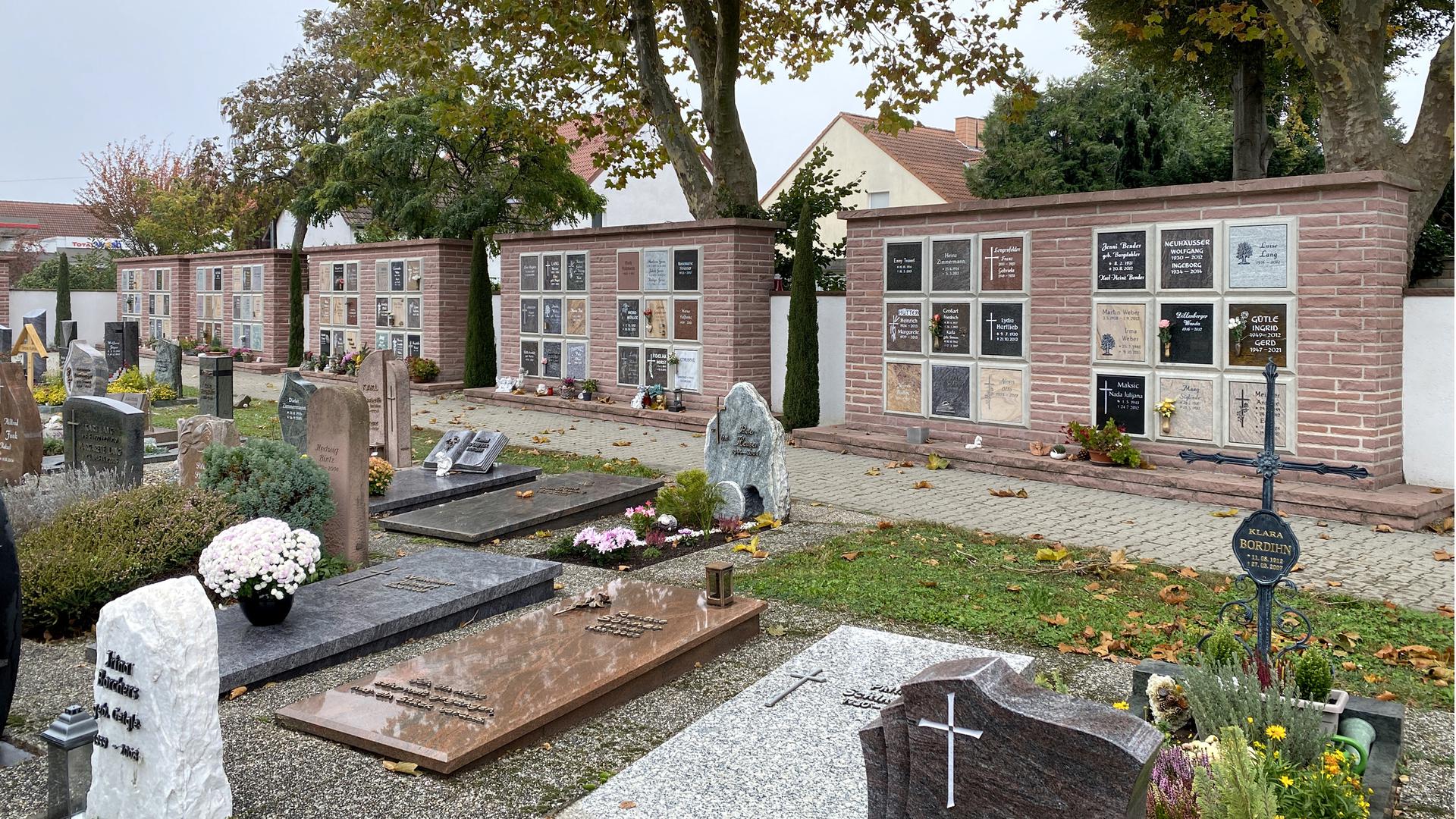 28.10.2021 Friedhof in Linkenheim, hier die Urnengräber bzw. Urnenwände