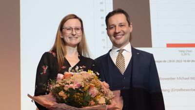 Blumen nach dem Sieg: Michael Möslang und seine Frau Manuela.
