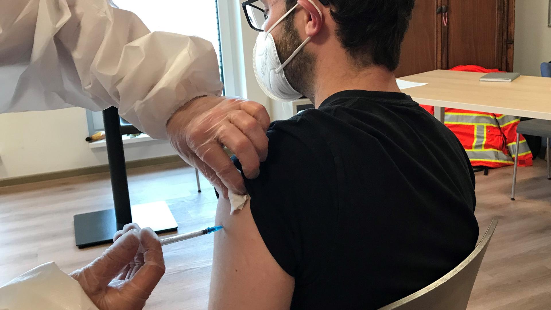 Bereichsleiter Mario Müller bekommt die zweite Corona-Impfung.