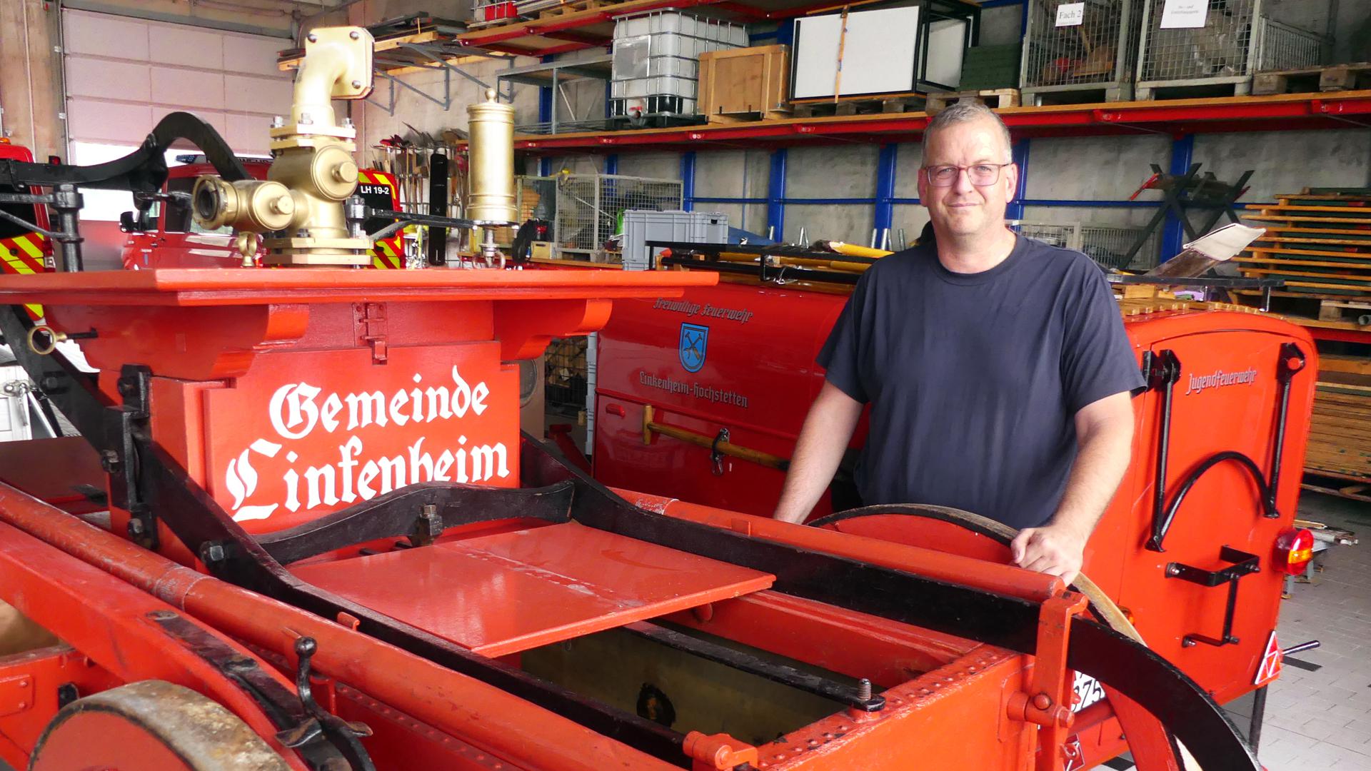 Linkenheim-Hochstettens Feuerwehrkommandant Markus Wagner präsentiert die historischen Geräte, die beim großen Jubiläumsfest im September zum Einsatz kommen. 