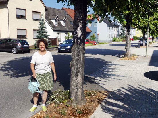 Mit Liebe zur Natur: Die Linden vor ihrem Haus in Linkenheim gießt Pia Frei jetzt als offizielle Baumpatin. Zusätzlich bepflanzt sie die Beete um die beiden Linden mit Stauden. 