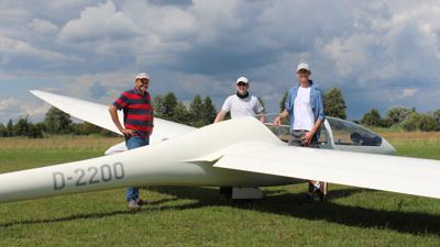 Der stellvertretende Vereinsvorsitzende Jürgen Brecht mit Johannes Opitz und Timo Weiss (von links), die aktuell ihren Flugschein beim Luftsportverein Linkenheim machen. 